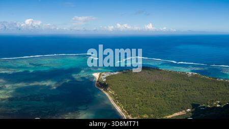 Vista aerea della penisola di le Morne con acque turchesi a Mauritius Foto Stock