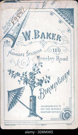 Un'impronta ornamentale per gli Highgate Studios di W. Baker presenta tipografia stilizzata e motivi decorativi, tra cui un vaso di fiori e un ombrellone. L'indirizzo stampato è 110 Moseley Road, Birmingham, con una nota sugli allargamenti e sui negativi conservati. È incluso il numero di riferimento 49911. Da un album fotografico del tardo vittoriano a quello del primo edoardiano, che presentava molte carte di albume e carte de visites, fornendo una finestra sugli stili e le mode dell'epoca. Foto Stock