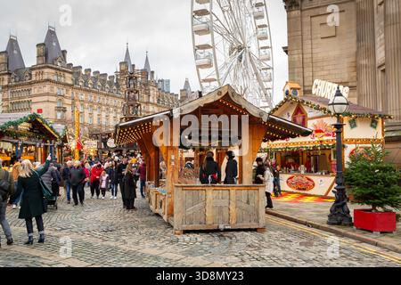 Liverpool, Regno Unito, 15 novembre 2025: Mercatino di Natale sull'altopiano di St George, Lime Street. Mercanti di articoli da regalo e artigianato natalizio e giostre in fiera. Foto Stock