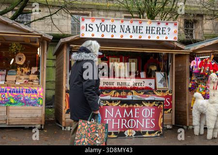 Liverpool, Regno Unito, 15 novembre 2025: Mercatino di Natale sull'altopiano di St George, Lime Street. Nome del Trono di Spade che vende merchand relativo alla genealogia Foto Stock