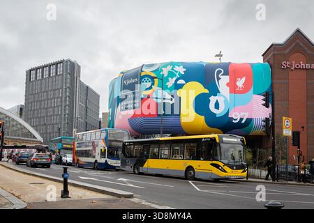 Liverpool, Regno Unito, 15 novembre 2025: Autobus in attesa al semaforo di St George's Place, fuori dal centro commerciale St Johns. Foto Stock