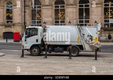 Liverpool, Regno Unito, 15 novembre 2025: Camion per rifiuti Isuzu N75.150 Euro 6, parcheggiato all'esterno del mercato di Natale, Lime Street. Foto Stock