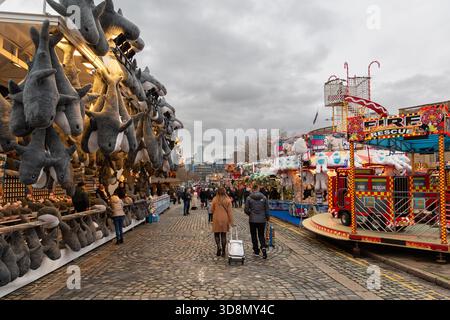 Liverpool, Regno Unito, 15 novembre 2025: Mercatino di Natale sull'altopiano di St George, Lime Street. Mercanti di articoli da regalo e artigianato natalizio e giostre in fiera. Foto Stock