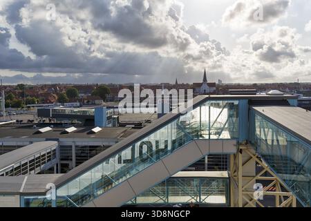 Terminal dei traghetti, porto con paesaggio urbano, chiesa di San Nicola, cielo nuvoloso, raggi del sole, Ronne, Bornholm, Mar Baltico, Danimarca Foto Stock