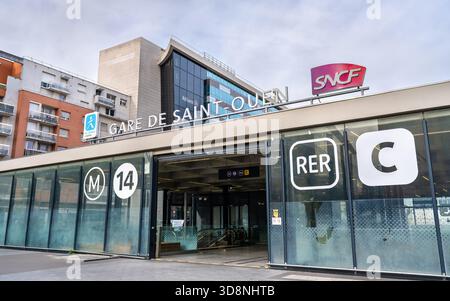 Saint-Ouen-sur-Seine, Francia - 12 novembre 2025: Ingresso della stazione di Saint-Ouen che serve la linea 14 della metropolitana e la linea C. della RER. La moderna facciata in vetro presenta la SNCF e la segnaletica per i trasporti Foto Stock