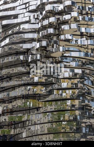 Dettaglio della scultura in metallo in movimento della testa di Franz Kafka dell'artista David cerny di fronte al Quadrio Center in via Charvatova, Patrimonio dell'Umanità dell'UNESCO Foto Stock