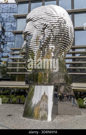 Scultura in metallo della testa di Franz Kafka dell'artista David cerny di fronte al Quadrio Center in via Charvatova, sito patrimonio dell'umanità dell'UNESCO Foto Stock