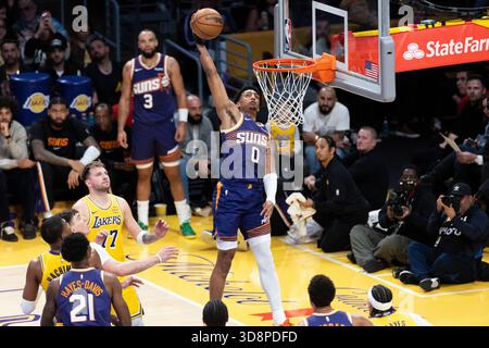 Los Angeles, Stati Uniti. 1 dicembre 2025. Ryan Dunn (0) dei Phoenix Suns si imbatte contro i Los Angeles Lakers durante una partita di basket NBA, a Los Angeles lunedì 1 dicembre 2025. Credito: SOPA Images Limited/Alamy Live News Foto Stock