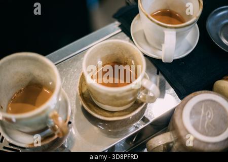 Primo piano di una tazza di caffè caldo nel caffè, messa a fuoco selettiva Foto Stock