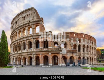 Il Colosseo è una delle principali attrazioni turistiche di Roma in Italia. Antiche rovine romane, paesaggio della città vecchia di Roma all'alba, Italia. Foto Stock