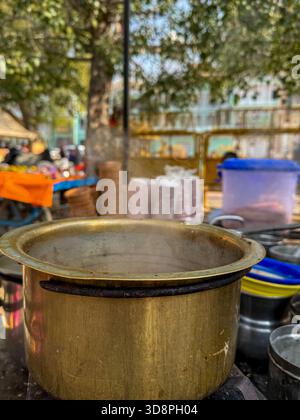 Il tè viene preparato in un grande recipiente in una stalla Foto Stock
