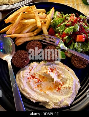 Primo piano di un piatto di hummus di falafel Foto Stock