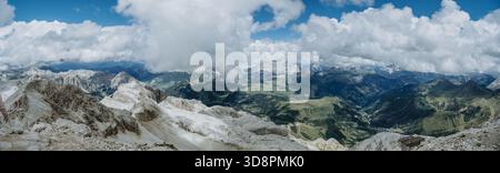 Una vista panoramica delle frastagliate cime delle Dolomiti dalla vetta del Piz Boè, in Italia, sotto cieli limpidi. Foto Stock