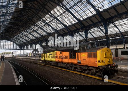 Brighton East Sussex Inghilterra Regno Unito stazione ferroviaria di Brighton con locomotiva classe 37 37254 gestita da Colas Rail Freight Foto Stock