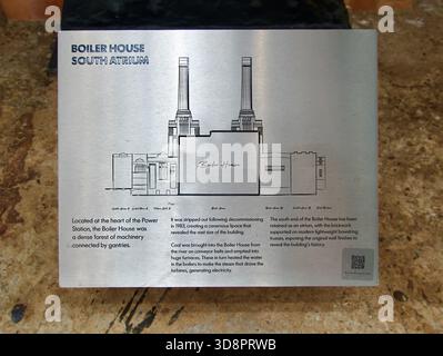 Targa metallica informazioni turistiche per la Boiler House South Atrium Battersea Power Station Nine Elms Battersea Londra Inghilterra Regno Unito Europa Foto Stock