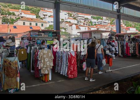 Dubrovnik. Croazia - 2 dicembre 2025: Un'autentica scena turistica in Croazia dove gli acquirenti sostengono l'economia locale in un mercato delle pulci di abbigliamento sotto Foto Stock