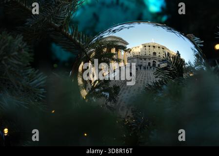 La Bank of England in Threadneedle Street, Londra, si è riflessa in un albero di natale fuori dalla Royal Exchange, prima della pubblicazione della conferenza stampa del rapporto sulla stabilità finanziaria della Bank of England. Data foto: Martedì 2 dicembre 2025. Foto Stock