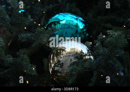 La Bank of England in Threadneedle Street, Londra, si è riflessa in un albero di natale fuori dalla Royal Exchange, prima della pubblicazione della conferenza stampa del rapporto sulla stabilità finanziaria della Bank of England. Data foto: Martedì 2 dicembre 2025. Foto Stock