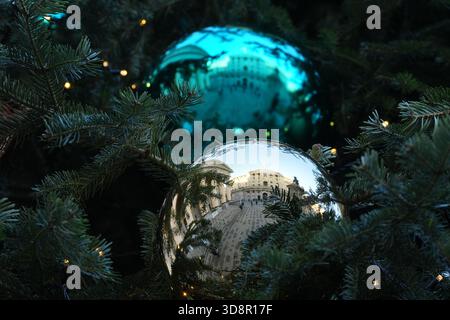 La Bank of England in Threadneedle Street, Londra, si è riflessa in un albero di natale fuori dalla Royal Exchange, prima della pubblicazione della conferenza stampa del rapporto sulla stabilità finanziaria della Bank of England. Data foto: Martedì 2 dicembre 2025. Foto Stock