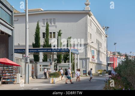 Dubrovnik. Croazia - 2 dicembre 2025: Ingresso alla polizia e al terminal per il controllo dei passaporti del porto di Dubrovnik, che mostra ai viaggiatori in una giornata di sole Foto Stock