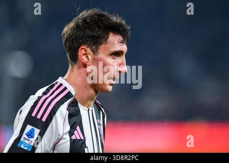 Andrea Cambiaso della Juventus FC guarda durante la partita di serie A 2025/26 tra Juventus FC e Cagliari calcio allo stadio Allianz di Torino Foto Stock