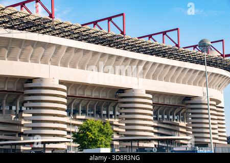 L'emblematico Stadio San Siro - Giuseppe Meazza di Milano, sede delle squadre di calcio dell'A.C. Milan e dell'Inter Milan, Italia. Foto Stock