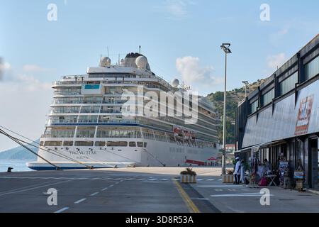Dubrovnik. Croazia - 2 dicembre 2025: Nave Viking Star ormeggiata nel porto di Gruz. Sulla destra si trova un terminal con negozi di souvenir per lo sbarco Foto Stock