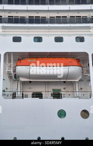 Dubrovnik. Croazia - 2 dicembre 2025: Equipaggiamento di salvataggio e salvataggio marittimo, una scialuppa di salvataggio Palfinger per 150 persone, sul lato di un grande passeggero Foto Stock