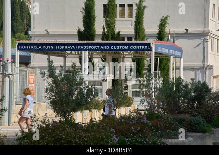 Dubrovnik. Croazia - 2 dicembre 2025: Passaporto e cartello di controllo doganale presso il terminal delle navi da crociera di Luka Dubrovnik, un punto di ingresso UE e Schengen per tra Foto Stock