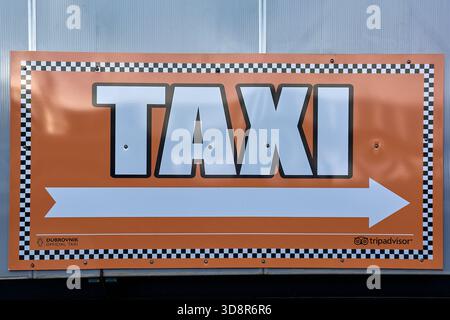Dubrovnik. Croazia - 2 dicembre 2025: Dettaglio del cartello "Dubrovnik Official taxi". Include un logo Tripadvisor che collega i mezzi di trasporto locali Foto Stock