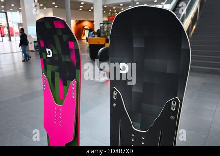 Die ISPO, Internationale Fachmesse und weltgrösste jährliche Multi-Segment-Messe für Sportartikel und Sportmode auf der Messe München. Foto: ISPO 2025, Doubledeck Snowboards *** ISPO, Fiera Internazionale e la più grande fiera annuale multisegmento del mondo per articoli sportivi e moda sportiva a Messe München Photo ISPO 2025, Doubledeck Snowboards Foto Stock
