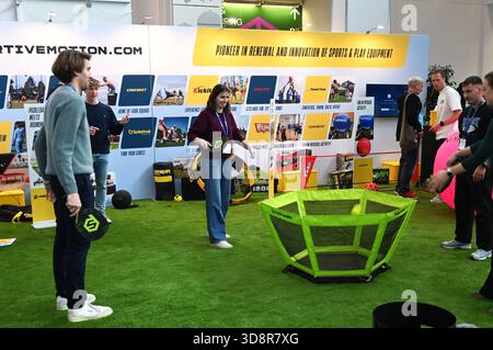Die ISPO, Internationale Fachmesse und weltgrösste jährliche Multi-Segment-Messe für Sportartikel und Sportmode auf der Messe München. Foto: ISPO 2025, Pickleball *** ISPO, Fiera Internazionale e la più grande fiera annuale multisegmento del mondo per articoli sportivi e moda sportiva a Messe München Photo ISPO 2025, Pickleball Foto Stock