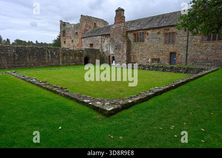 Esterno delle rovine del priorato di Lanercost, Cumbria Regno Unito settembre Foto Stock
