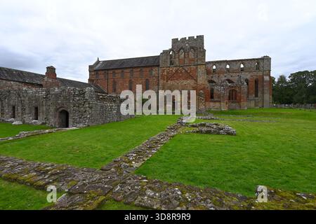 Esterno delle rovine del priorato di Lanercost, Cumbria Regno Unito settembre Foto Stock