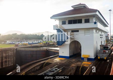 Transito del Canale di Panama: Negoziazione delle chiuse di Miraflores Foto Stock