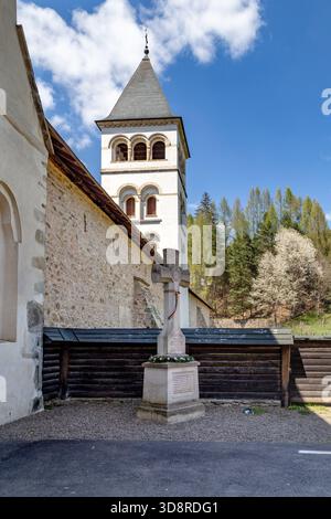 PUTNA, ROMANIA - 30 APRILE 2023: Si tratta di una tradizionale croce di pietra con un'iscrizione all'ingresso del famoso monastero ortodosso rumeno dove si trova Foto Stock