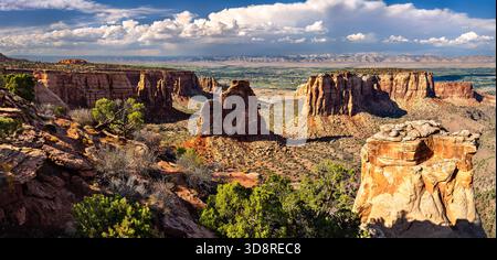 Vista panoramica del Monumento all'indipendenza dal Grand View nel Monumento Nazionale del Colorado. La Grand Valley e le Book Cliffs sono visibili in lontananza Foto Stock