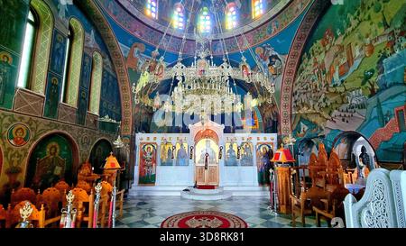L'interno colorato della chiesa del monastero ortodosso di San Raffaello sull'isola di Lesbo, in Grecia Foto Stock
