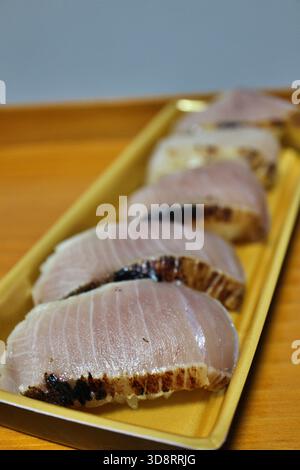 Nigirizushi grigliato marinato alla griglia acquistato in un supermercato di Tokyo, Giappone Foto Stock