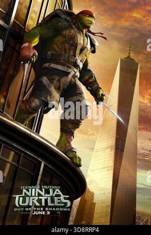 Teenage Mutant Ninja Turtles: Out of the Shadows (2016) diretto da Dave Green e interpretato da Alan Ritchson nel ruolo di Raphael, l'esecutore a testa calda delle tartarughe Ninja che si carica in battaglia con il suo gemello sai mentre combatte per fermare l'alleanza di Shredder con Baxter Stockman, Bebop, Rocksteady e Krang dalla distruzione di New York City. SOLO PER USO EDITORIALE PER poster di caratteri USA. Credito: Immagini BFA/Paramount Foto Stock