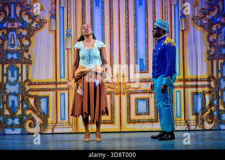 Londra, Regno Unito. 2 dicembre 2025. Cenerentola - Hackney Empire panto 2025 a Hackney Empire, Londra, Inghilterra. (Foto di 李世惠/SEE li/Picture Capital) credito: Vedi li/Picture Capital/Alamy Live News Foto Stock