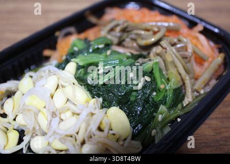 Namul assortito (cibo coreano) acquistato in un supermercato di Tokyo, Giappone Foto Stock