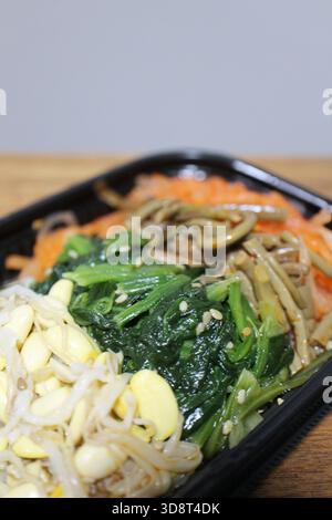 Namul assortito (cibo coreano) acquistato in un supermercato di Tokyo, Giappone Foto Stock