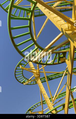 Primo piano dei binari delle montagne russe Foto Stock