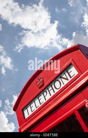 Vecchia cabina telefonica e cielo blu sullo sfondo Foto Stock
