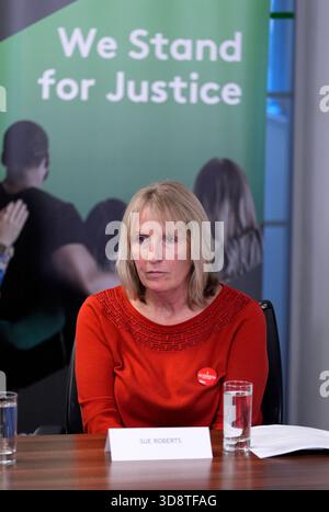 Sue Roberts, la sorella del ventiquattrenne Graham Roberts, durante una conferenza stampa presso gli uffici dello studio legale Broudie Jackson Canter a Liverpool, a seguito del rilascio del rapporto dell'IOPC sulle azioni della polizia durante e dopo il disastro dello stadio Hillsborough del 1989. Data foto: Martedì 2 dicembre 2025. Foto Stock