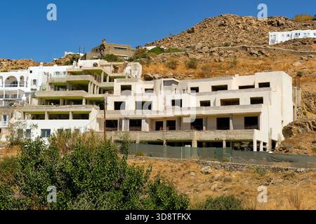 Agios Stefanos, Mykonos, Cicladi, Grecia – boom edilizio, condomini in costruzione ad Agios Stefanos, una piccola città con una bea sabbiosa Foto Stock