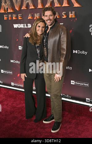Maria Shriver e Christopher Schwarzenegger bei der Weltpremiere des Kinofilms Avatar: Fire and Ash im Dolby Theatre. Los Angeles, 01.12.2025 *** Maria Shriver e Christopher Schwarzenegger alla prima mondiale del film Avatar Fire and Ash al Dolby Theatre di Los Angeles, 01 12 2025 foto:xD.xStarbuckx/xFuturexImagex avatar 5428 Foto Stock