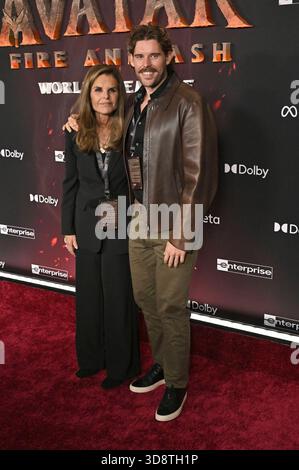 Maria Shriver e Christopher Schwarzenegger bei der Weltpremiere des Kinofilms Avatar: Fire and Ash im Dolby Theatre. Los Angeles, 01.12.2025 *** Maria Shriver e Christopher Schwarzenegger alla prima mondiale del film Avatar Fire and Ash al Dolby Theatre di Los Angeles, 01 12 2025 foto:xD.xStarbuckx/xFuturexImagex avatar 5427 Foto Stock