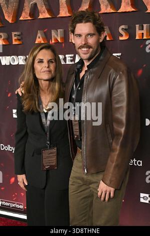Maria Shriver e Christopher Schwarzenegger bei der Weltpremiere des Kinofilms 'Avatar: Fuoco e cenere' in Dolby Theatre. Los Angeles, 01.12.2025 Foto Stock